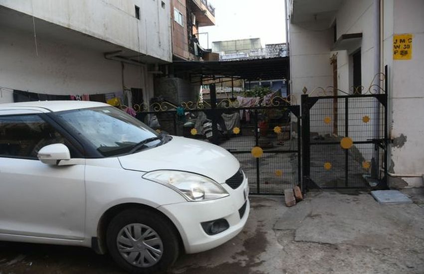 न सेटबैक छोड़ा और पार्किग की जगह, फिर कैसे बुझेगी आग