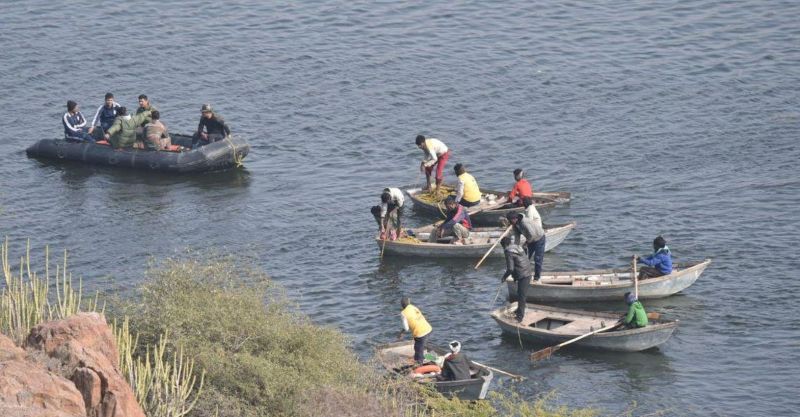 धुंधले पानी में देख नहीं पा रहे गोताखोर,  छू कर पता करना पड़ रहा हर चीज को