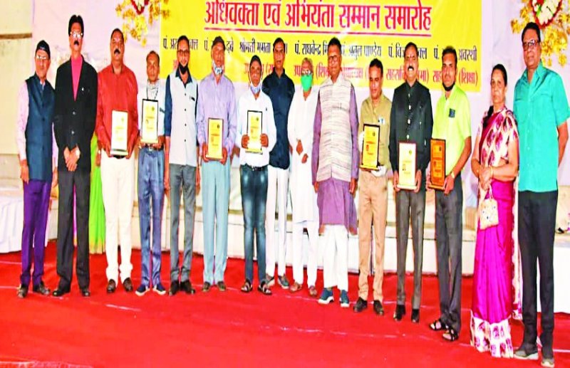 कान्यकुब्ज ब्राह्मण समाज ने वकील और अभियंताओं का सम्मान किया