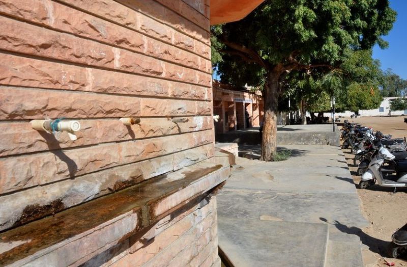 बाड़मेर: 3475 शिक्षण संस्थानों में हाथ धोने के लिए नहीं है टोंटी, कुएं और हैंडपम्प पर निर्भर