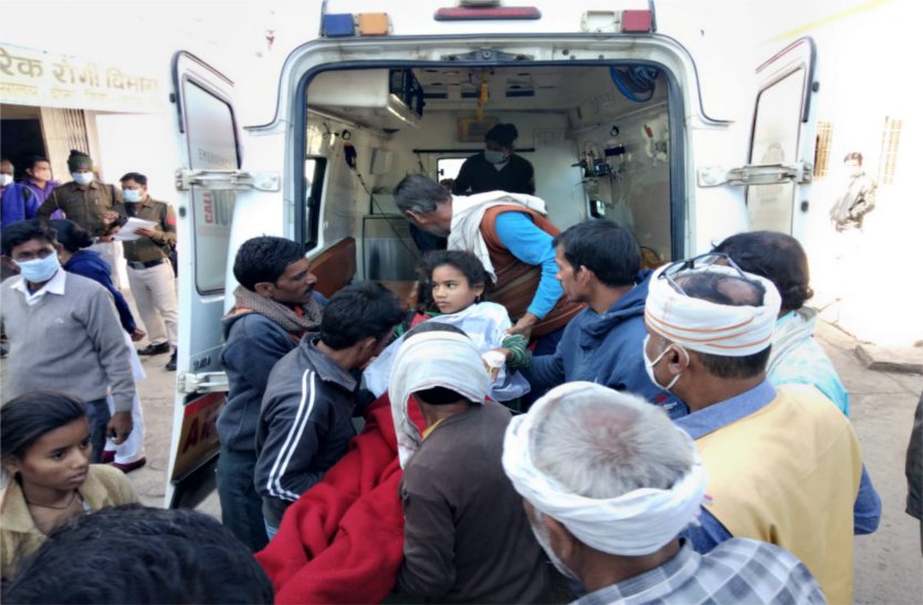 A tractor-trolley full of devotees going to visit Ranchhor Dham overturned, eighteen people injured, one dead