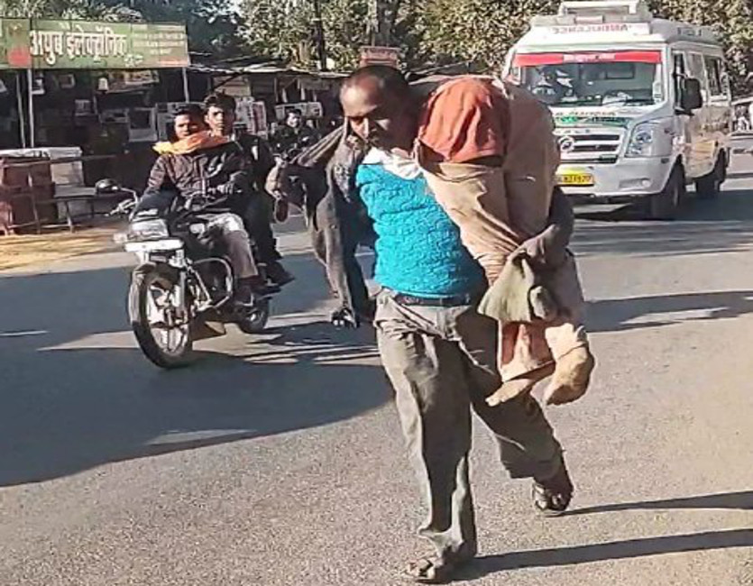 Video: रिटायर्ड सैनिक ने कार से रौंदकर राहगीर की ले ली जान, फिर शव को कंधे पर ढोकर पुलिस चौकी में पटका