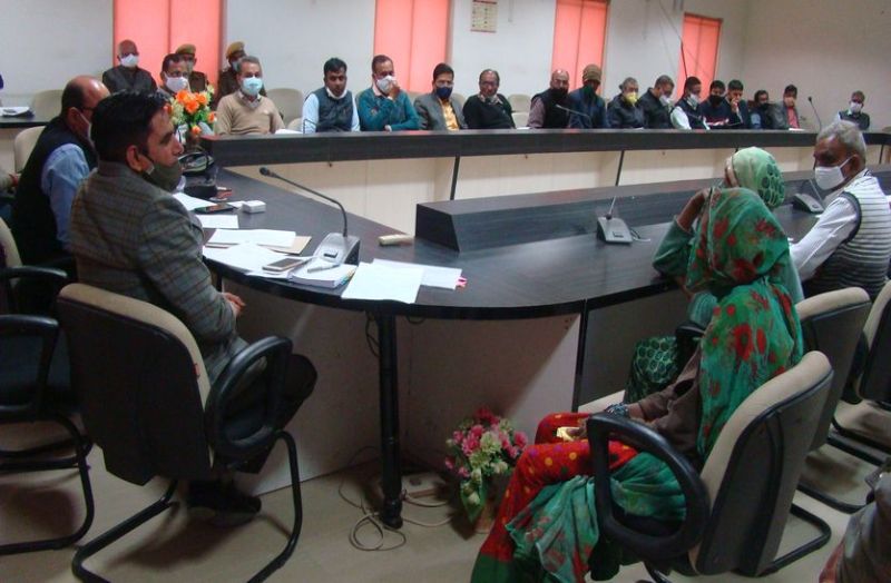 फरियादी महिलाओं को बिठाया, फिर सुनी पीड़ा