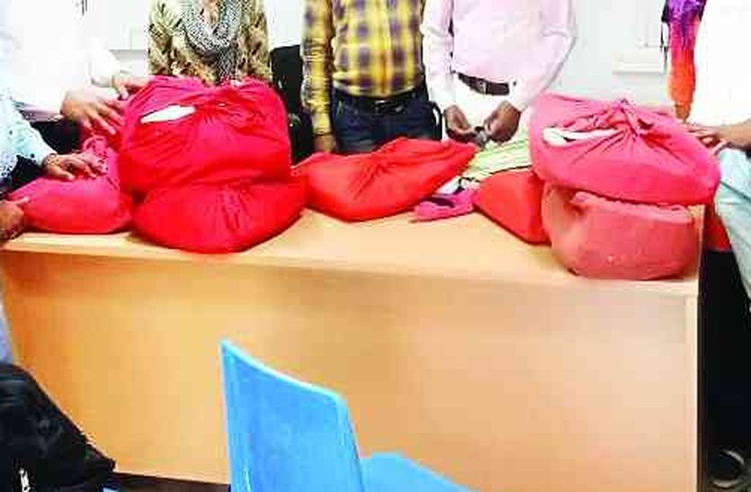 Patwar Sangh - पटवार संघ ने जमा कराए अतिरिक्त बस्ते