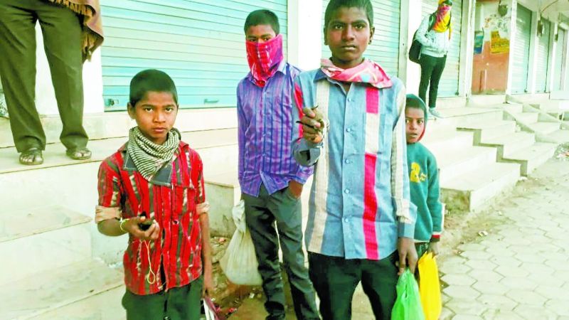 राजस्थान में यहां है अनूठी परंपरा, चिडि़या को सुबह पकड़ते हैं आदिवासी युवक, शाम को करते हैं आजाद