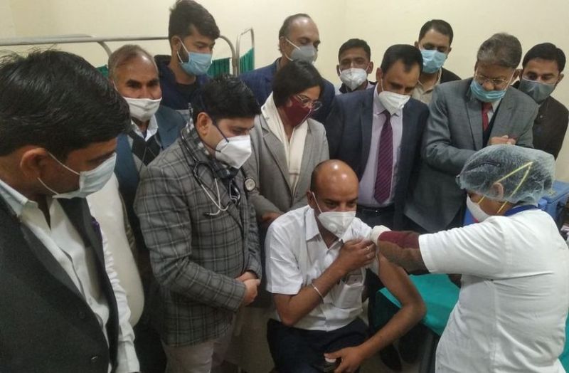 वैक्सीनेशन : कोरोना के खिलाफ निर्णायक लड़ाई, टीकाकरण को लेकर सभी भ्रम, अफवाह और भय हुए दूर