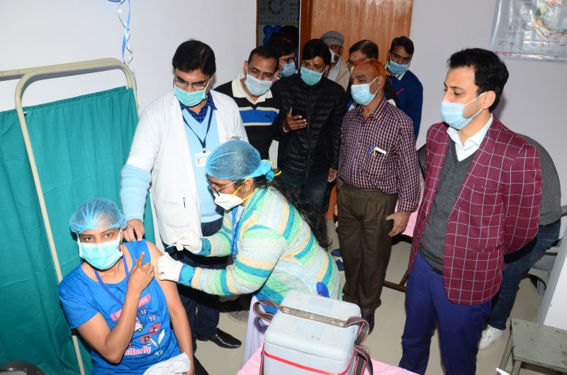 वैक्सीन लगवा हेल्थ वर्कर्स बोले- अब कोरोना का हारना तय है