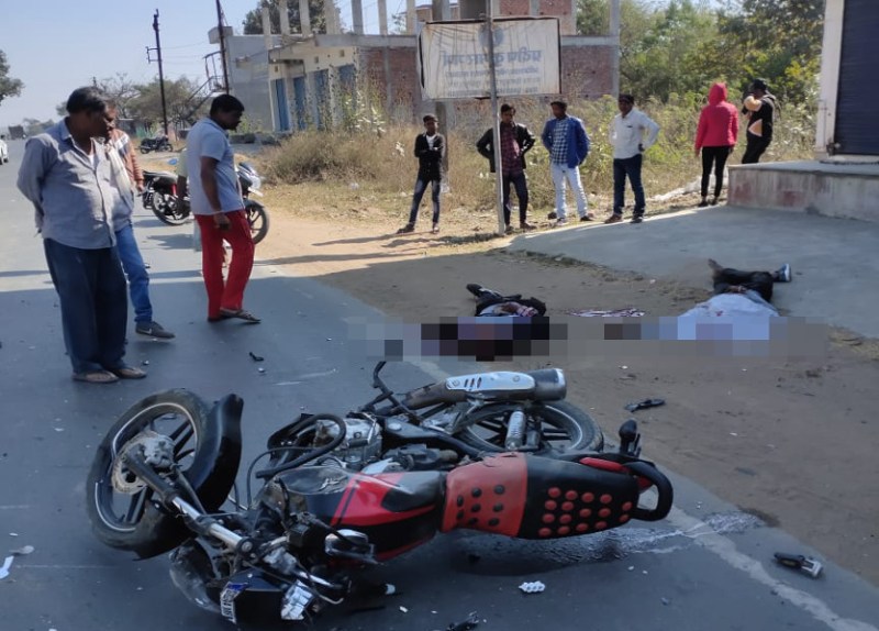 दोस्तों के साथ पिकनिक मनाने जा रहे कॉलेज के 2 छात्रों की सड़क हादसे में दर्दनाक मौत