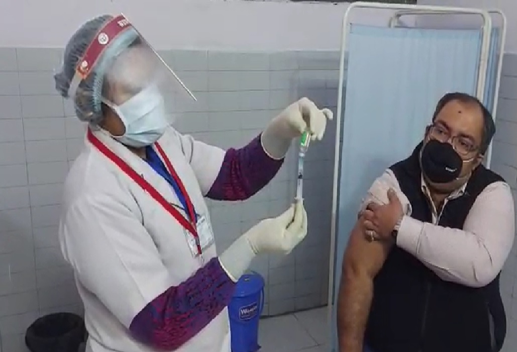 बाराबंकी में चार केंद्रों पर हुआ कोरोना टीकाकरण, कोरोना योद्धाओं को मिली सुरक्षा की पहली डोज