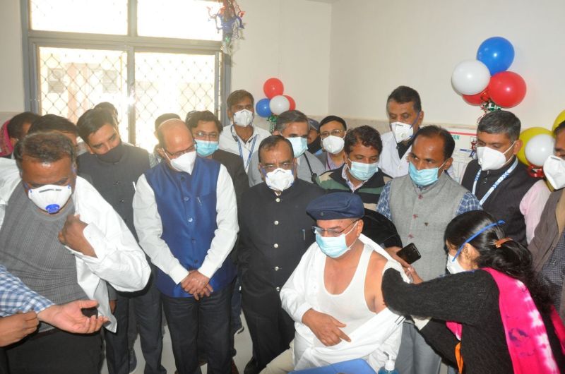 बड़ी राहत की शुरूआत...बाड़मेर में पहले दिन 214 को लगा कोरोना का टीका