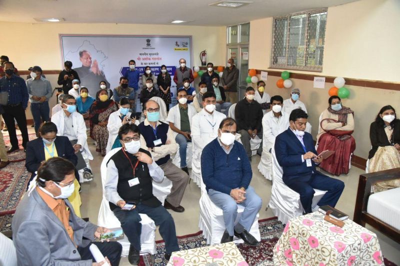 एमडीएम अस्पताल: उत्सव सा माहौल, टीके के लिए लगी कतार