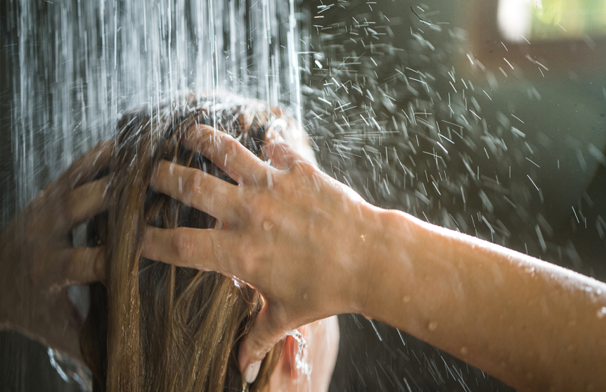 सावधान: सर्दियों में गर्म पानी से नहाना बजा सकता है खतरे की घंटी, न करें ये 5 गलतियां