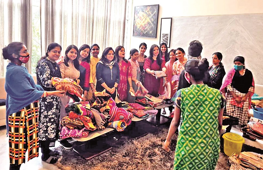 WEST BENGAL--स्वर्णमनी कॉम्पलेक्स की महिलाओं ने लगाया घरेलू कामगारों के लिए चैरिटी बाजार