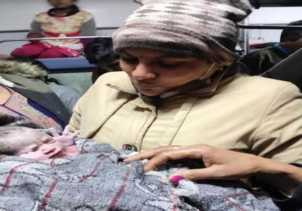 आरपीएफ महिला सिपाही ने कराया गर्भवती का प्रसव, ट्रेन में गूंजी किलकारी,खुशी से झूमे यात्री