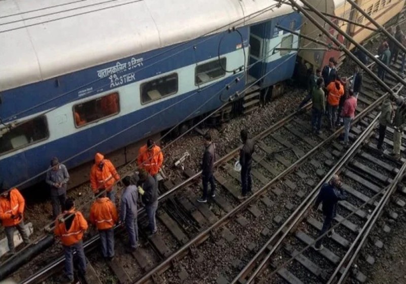 लखनऊ चारबाग स्टेशन पर शहीद एक्सप्रेस की दो बोगियां पटरी से उतरी