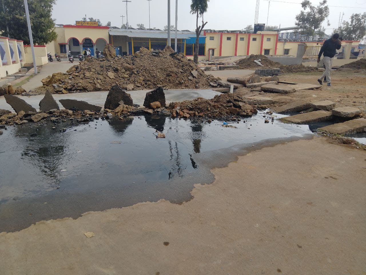 Dirty water flowing in front of the station, the nearby traders upset
