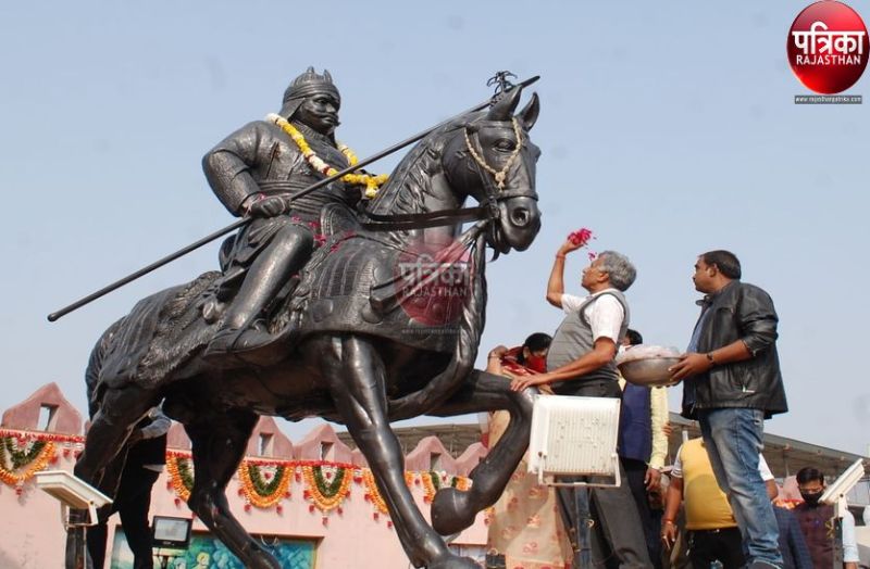 पुष्पांजलि अर्पित कर महाराणा प्रताप को किया नमन