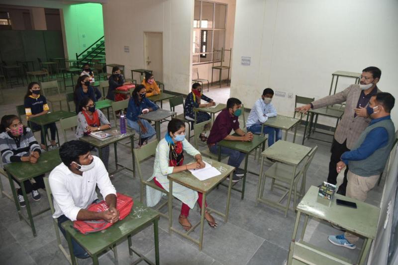 शहर के विश्वविद्यालय और कॉलेजों में रौनक लौटी