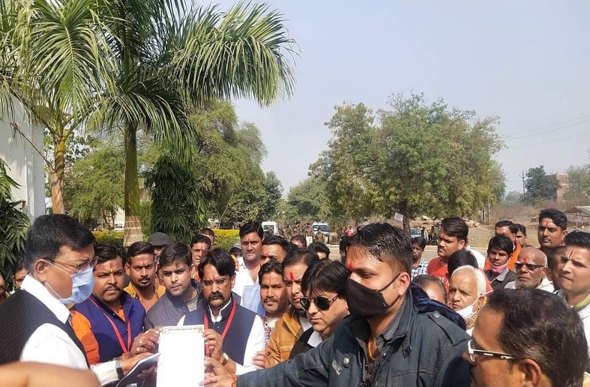 People of People of Brahmin society handing over the memorandum.handing over the memorandum.