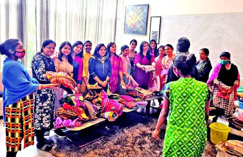 300 कामगारों में बांटी खुशियां