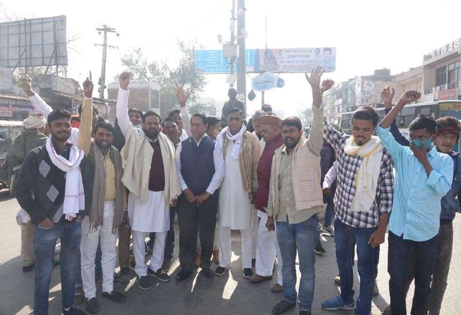 सांसद के बयान के विरोध में कांग्रेस कार्यकर्ताओं ने किया प्रदर्शन