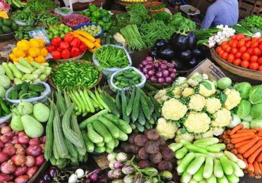 टमामटर 10 रुपये तो मटर 20 रुपये किलो बिक रहा, मौसम की मार से सब्जियों के दाम में आई कमी, फल भी हुए सस्ते