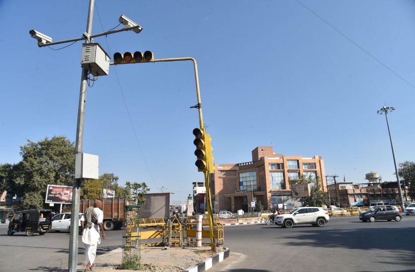 चौराहों पर सिग्नल लाइट की बत्ती गुल