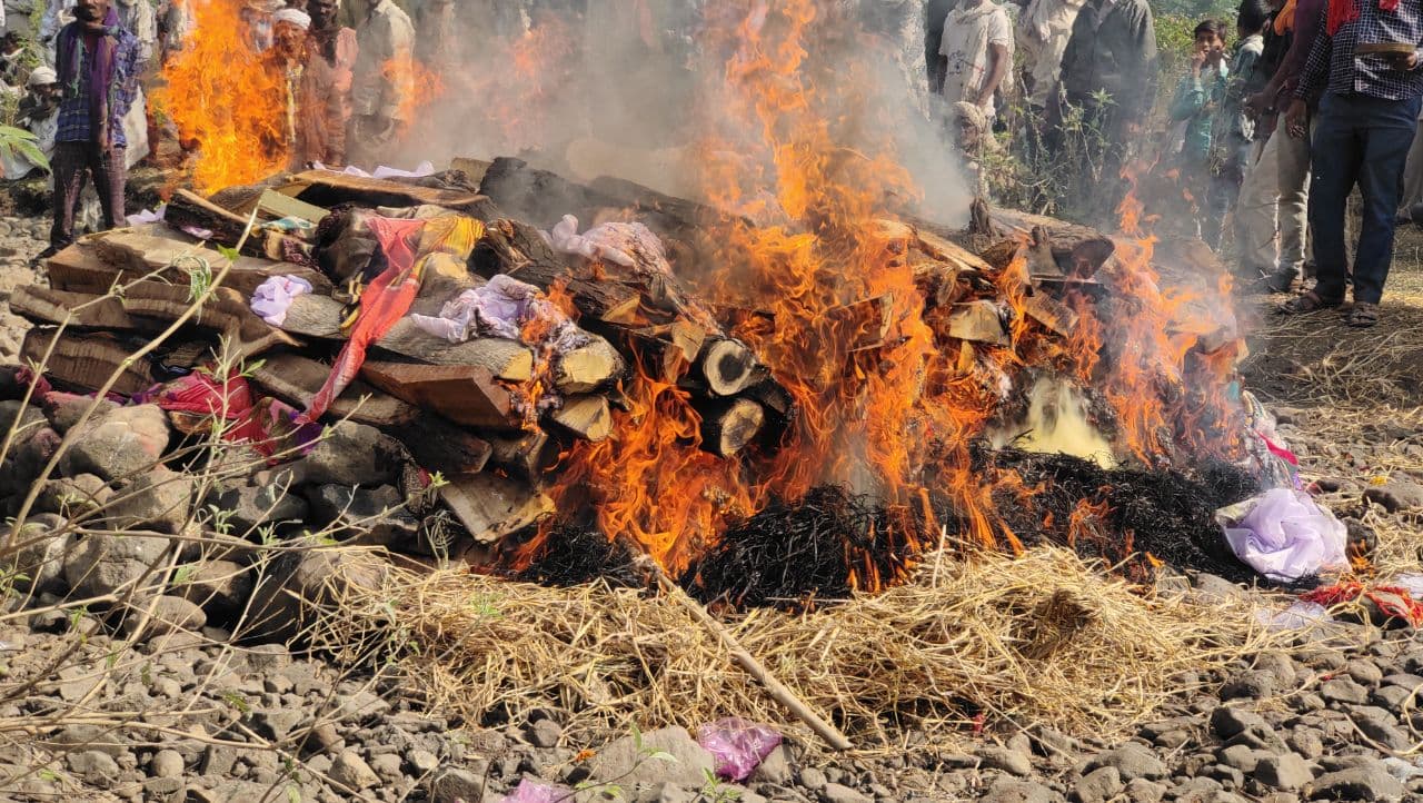 बांसवाड़ा : सूरत हादसे में दिवंगत मजदूरों की अंत्येष्टि में जुटे सैकड़ों लोग, गम के मंजर में बहा आंसुओं का समंदर