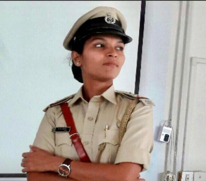 WOMEN POWER : बात करते हुए दबे पांव पास गई, फिर फुर्ती से कैंची छीन कर पकड़ लिया