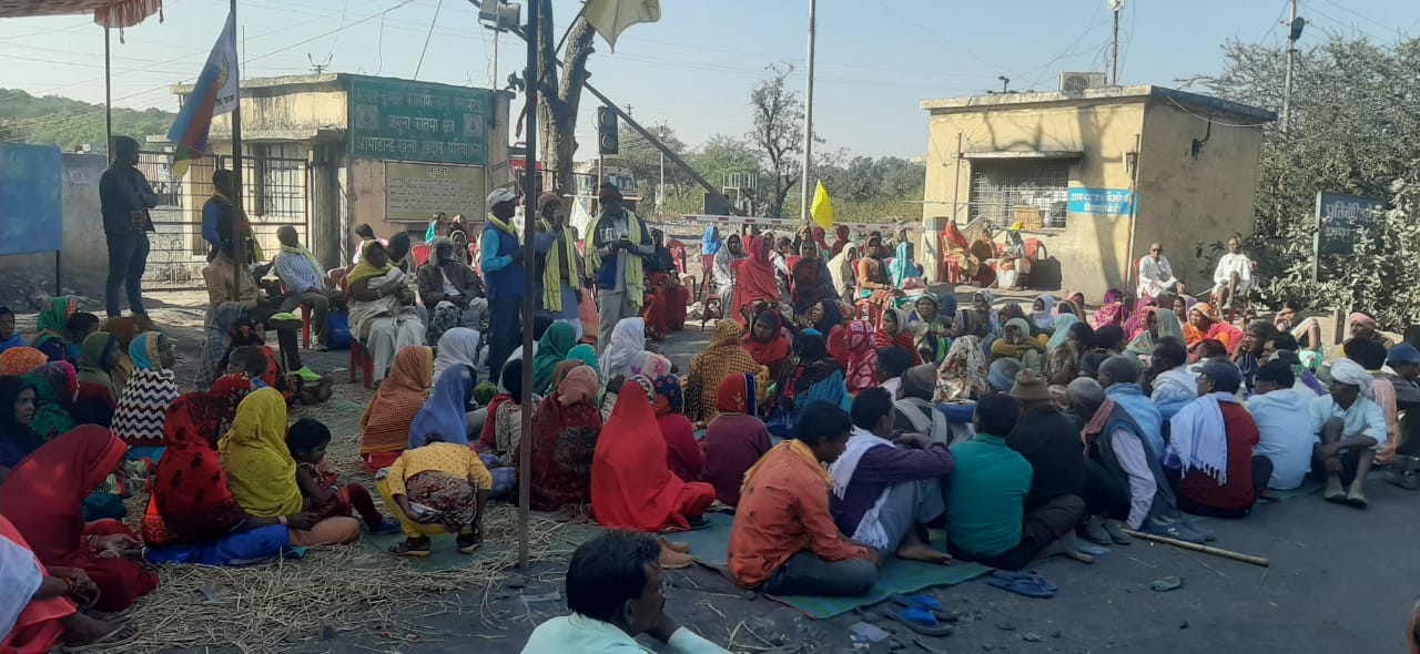 Administration and manager meeting with workers, farmers adamant on dh
