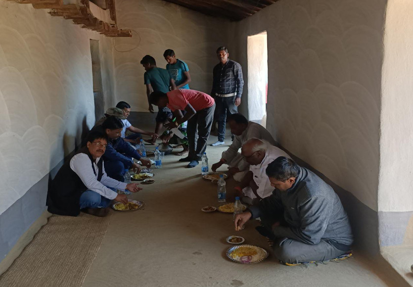कोरवा बस्ती में पहुंचे संसदीय सचिव ने जमीन पर बैठकर खाया खाना, समस्याएं सुन निराकरण का दिया भरोसा