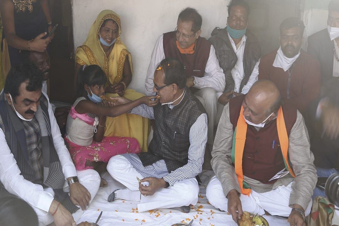 ट्रक ड्राइवर अशोक के घर पर नाश्ते को पहुंचे सीएम शिवराज सिंह चौहान