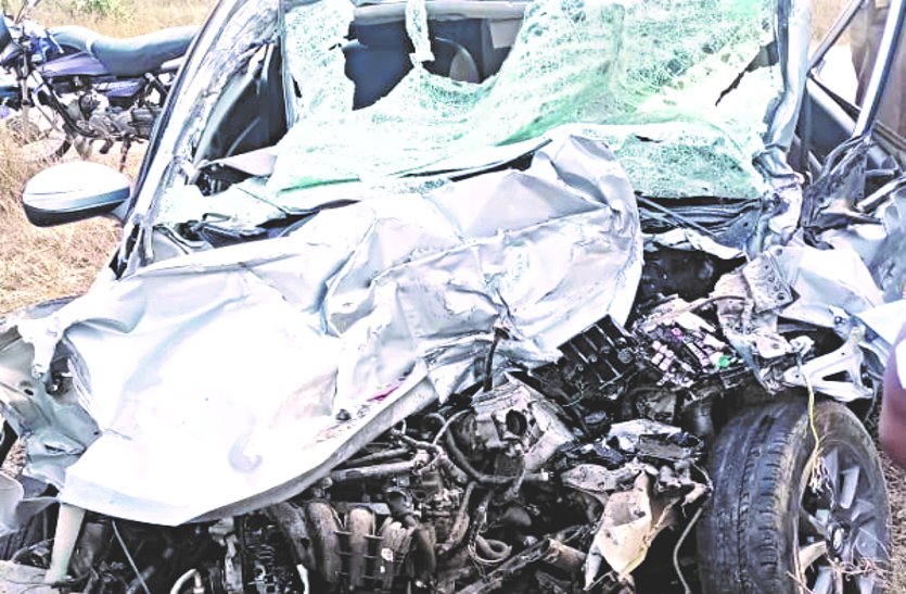 राजनांदगांव: रात के अंधेरे में खड़ी ट्रक में जा घुसी कार, दो युवा व्यवसायियों की दर्दनाक मौत