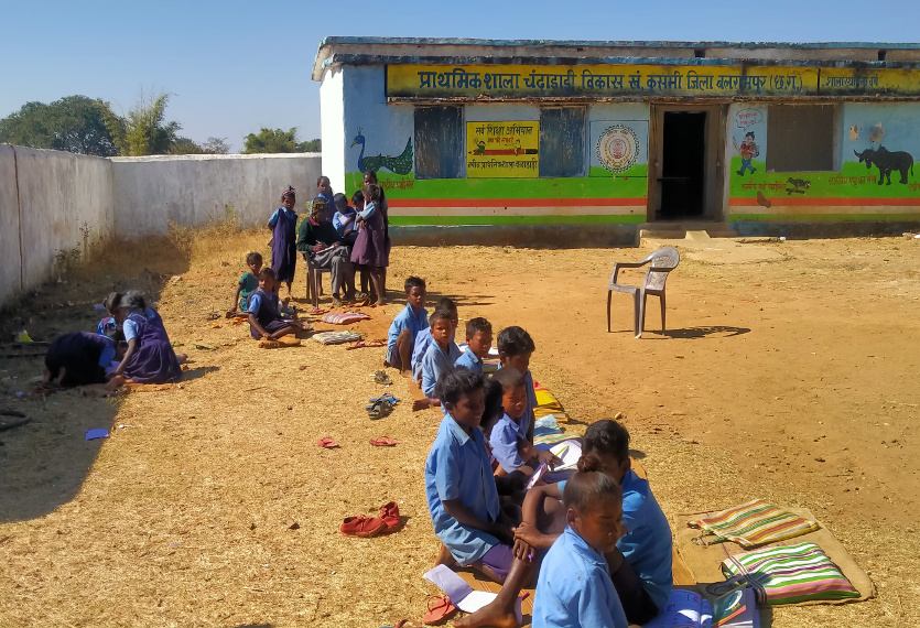 मोहल्ला क्लास में 25 बच्चे पढऩे आए लेकिन दोनों शिक्षक थे नदारद, बच्चों को स्वीपर ने पढ़ाया