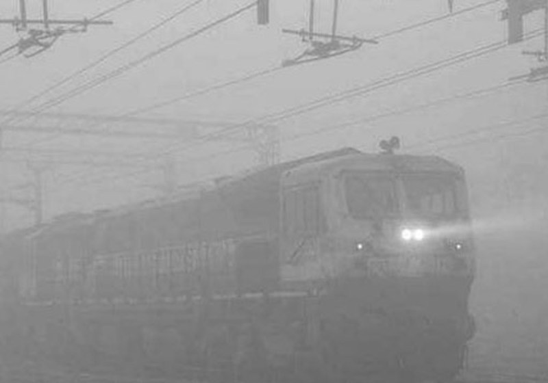 घने कोहरे की वजह से रेल‚ सड़क व हवाई सेवाएं प्रभावित, यात्री बुरी तरह से परेशान