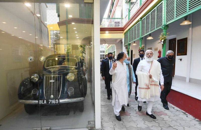 पीएम मोदी ने किया नेताजी के पैतृक आवास नेताजी भवन का दौरा