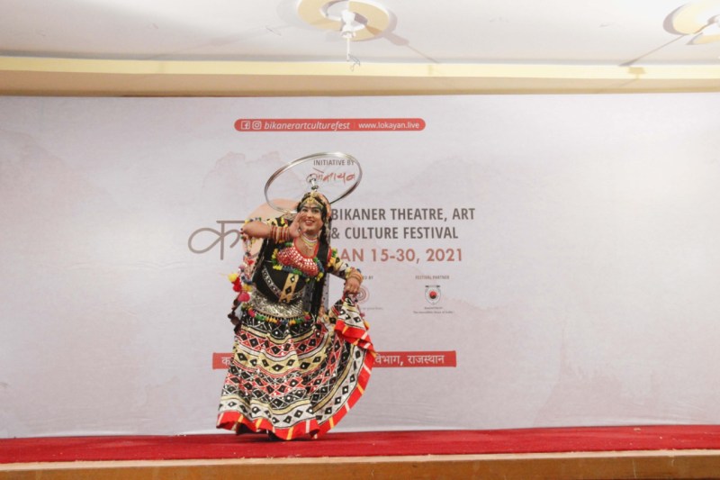 चकरी नृत्य का प्रदर्शन, लोकगीतों की प्रस्तुति