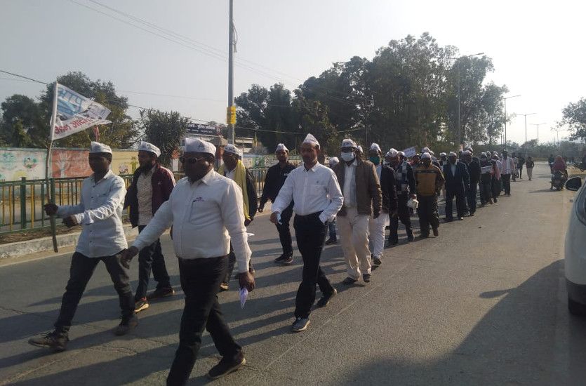 दिल्ली बॉर्डर पर आंदोलन कर रहे किसानों के समर्थन में आम आदमी पार्टी ने नगर में निकाली रैली
