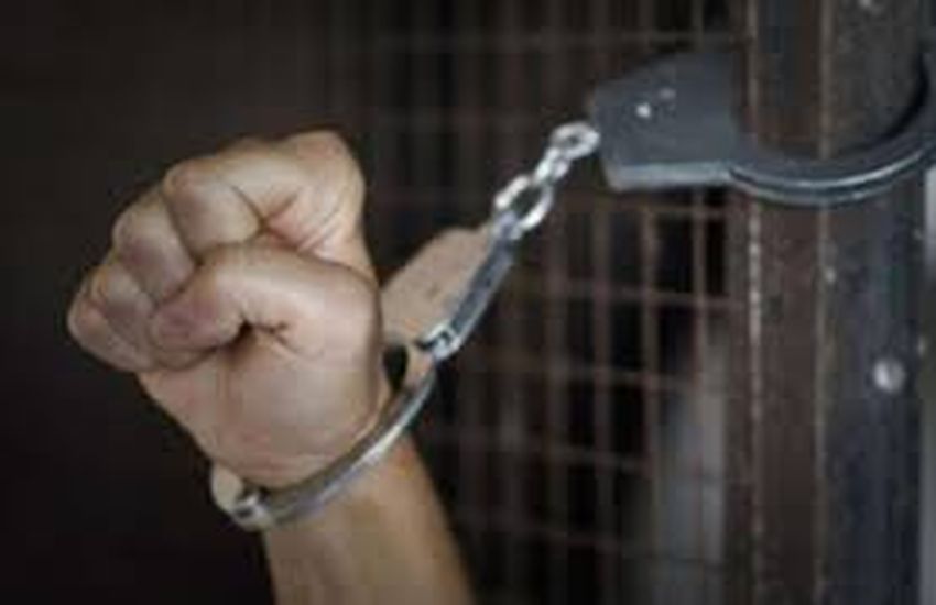 arrested : बेवफा पत्नी के वॉचमैन प्रेमी को जेल भेजा