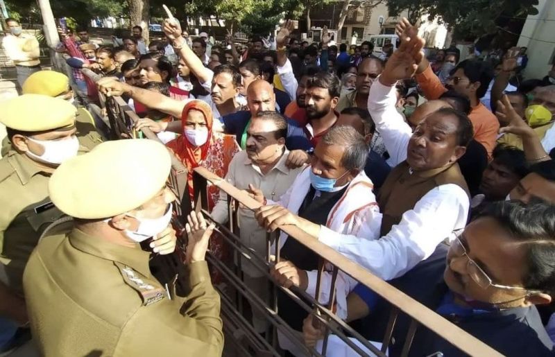 कार्यालय को आवंटित जमीन पर चार दीवारी निर्माण से फूटा रोष