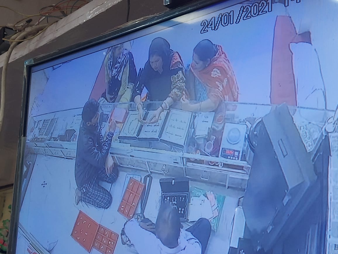 सराफा दुकान से आभूषण चोरी कर रफूचक्कर हुई महिलाएं