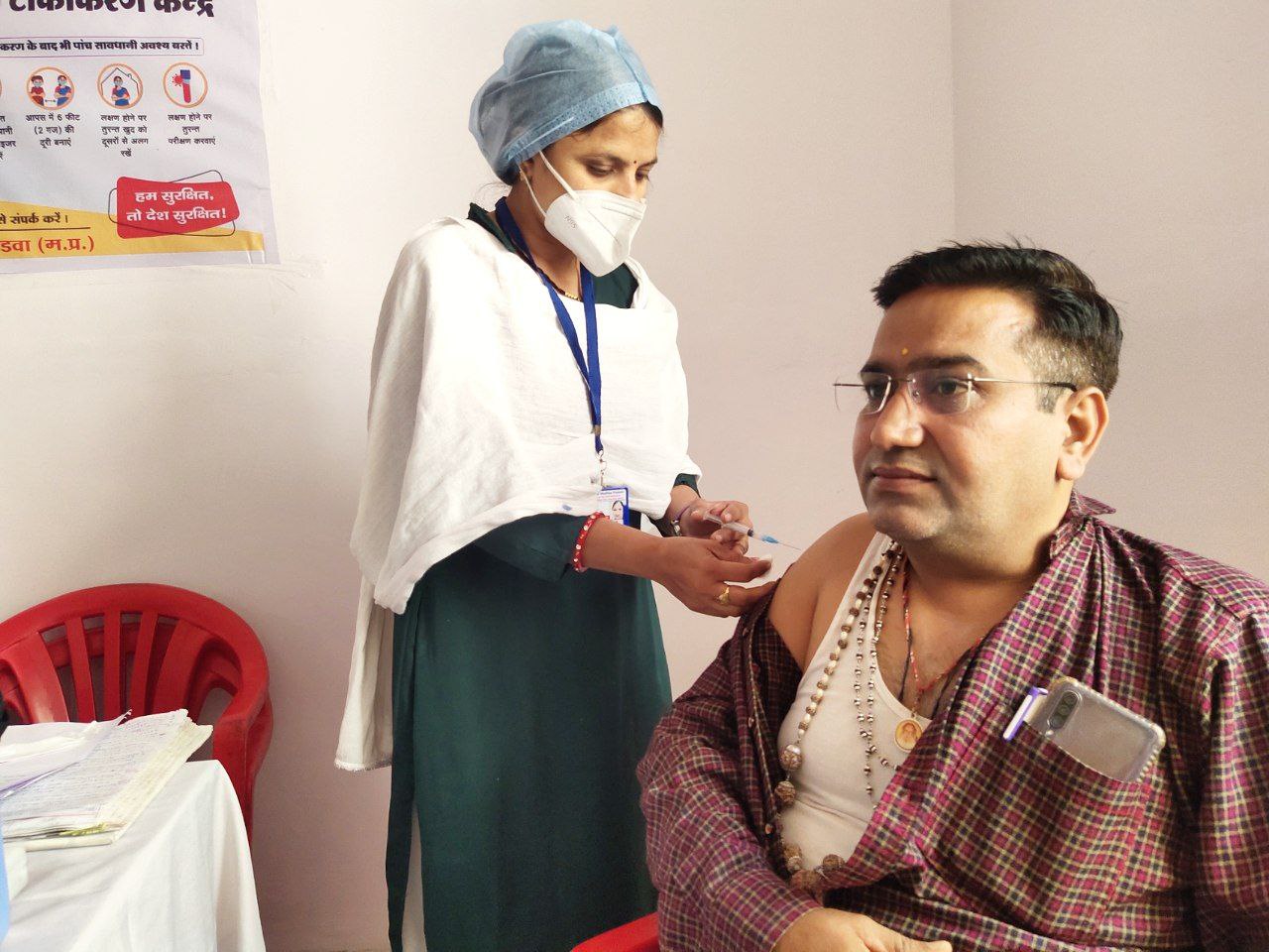 कोविड-19 का टीका लगाने में स्वास्थ्य कार्यकर्ता नहीं दिखा रहे रुचि
