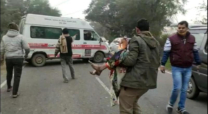 सड़क हादसे में घायल हुए लोगों को उपचार के लिए ले जाते लोग - फ़ोटो - पत्रिका न्यूज़ नेटवर्क 