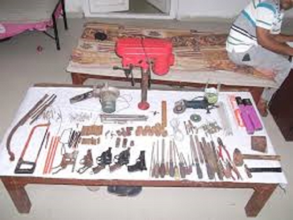 मालदा में एसटीएफ ने अवैध हथियार कारखाने का किया भंडाफोड़, दो गिरफ्तार