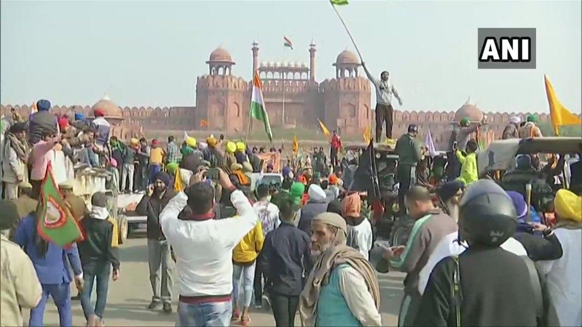 Hundreds of farmers captured the Red Fort with tractors