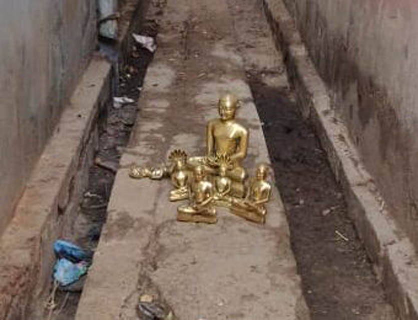 जैन मंदिर से चोरी हुई 6 मूर्तियां दूसरे दिन मंदिर के पास गली में मिली
