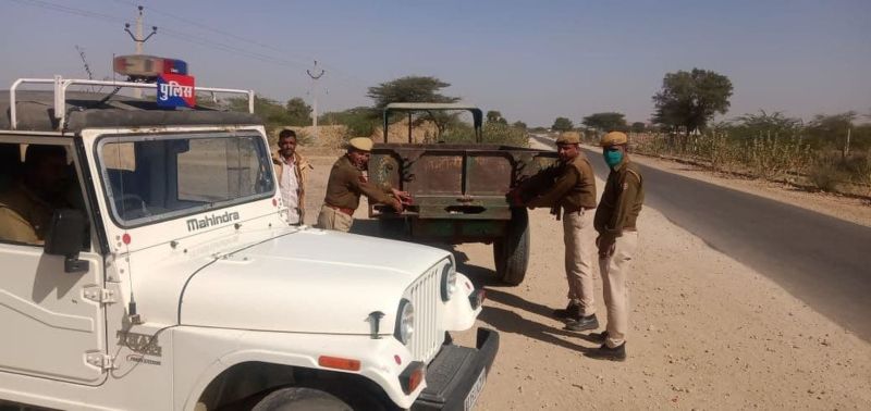 राष्ट्रीय सड़क सुरक्षा सप्ताह के दौरान पुलिस ने वाहनों पर लगाए रिफ्लेक्टर