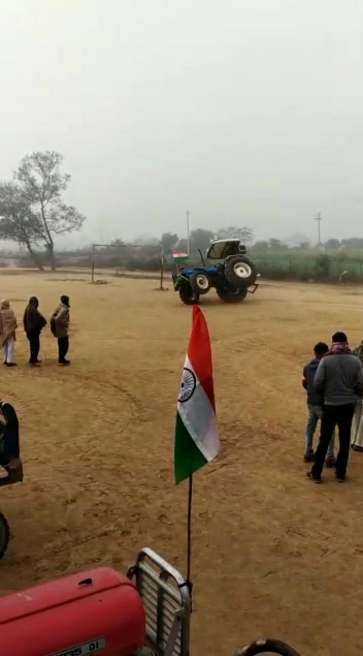 ट्रैक्टर से स्टंट करने के दौरान हादसे का शिकार हुआ किसान - फ़ोटो - पत्रिका न्यूज़ नेटवर्क