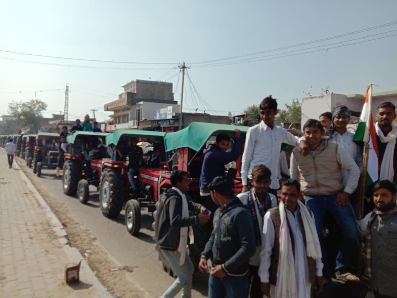 किसानों ने निकाली टै्रक्टर रैली
