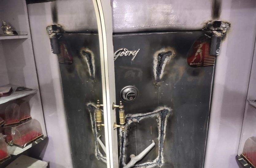 डबल शटर काट लाखों के जेवरात चोरी, तिजोरी बची